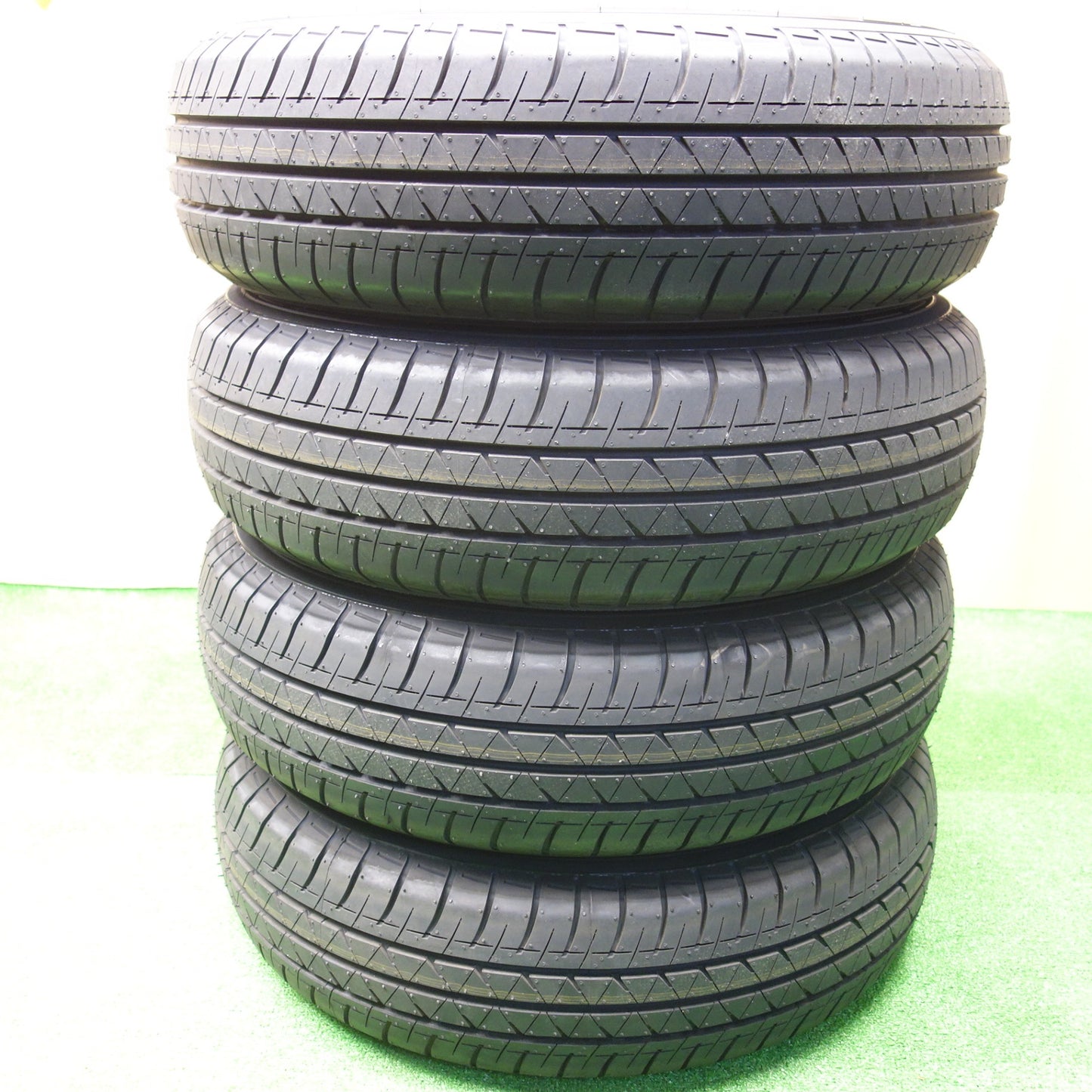 新車外し！25年★195/80R15 107/105Q ヨコハマ BluEarth-Van RY55 ブルーアース バン タイヤ 15インチ ハイエース キャラバン 等★5120703KTノタ
