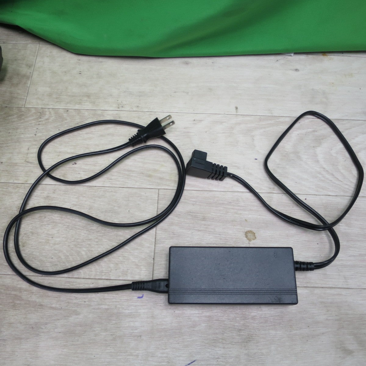 [送料無料] キレイ☆マキタ 充電式 保冷温庫 CW001G 容量20L 冷蔵庫 保温庫 アウトドア キャンプ 釣り 等☆