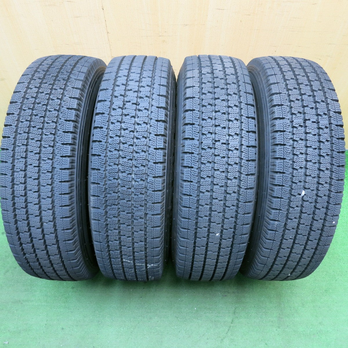 バリ溝！24年！キレイ！9.5分★ハイエース 等 195/80R15 107/105N トーヨー デルベックス 935 BISON BN-03 バイソン 15インチ PCD139.7/6H★5071903HAス