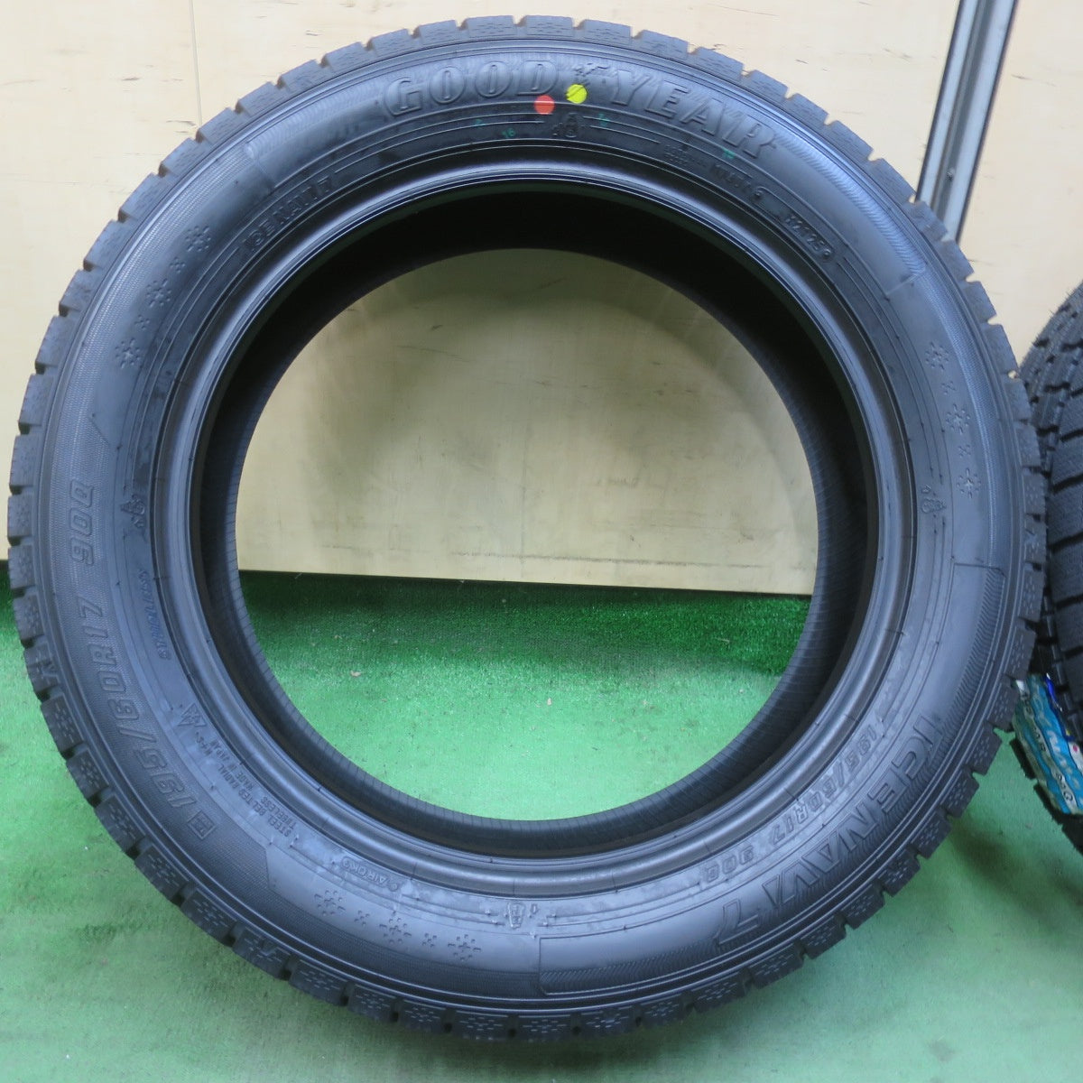 未使用！25年★スタッドレス 195/60R17 グッドイヤー アイスナビ7 タイヤ 17インチ ライズ ロッキー 60系 プリウス 等★6030412イスタ