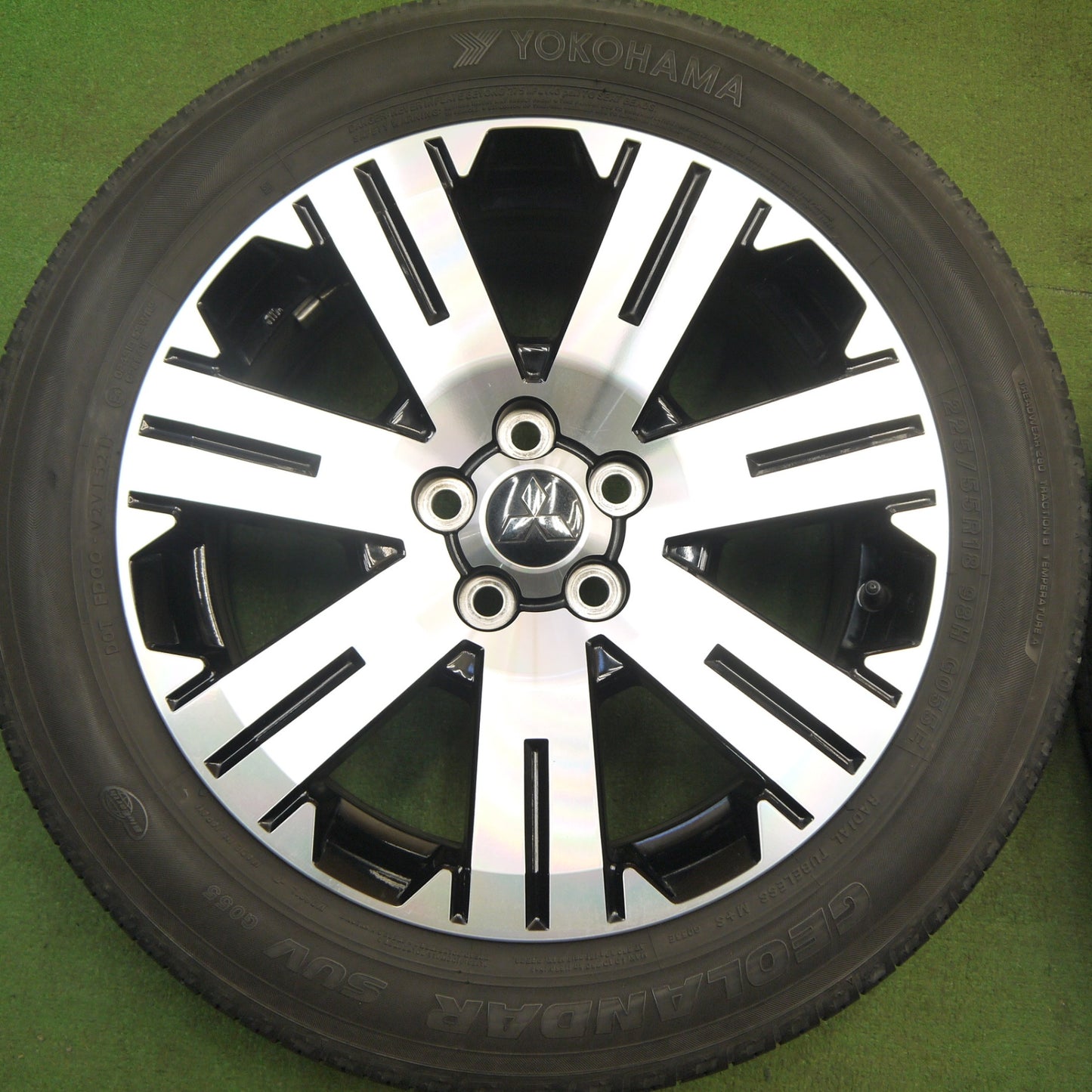 キレイ★三菱 デリカ D:5 純正 225/55R18 ヨコハマ ジオランダー SUV G055 G055E 18インチ D5 PCD114.3/5H★6031001Hノ