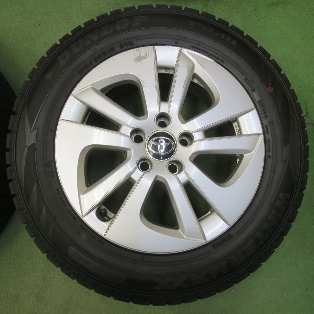 バリ溝！22年！キレイ！9.5分◎トヨタ 50系 プリウス 純正 195/65R15 スタッドレス ダンロップ ウインターマックス WM02 15インチ PCD100/5H◎6070108イス