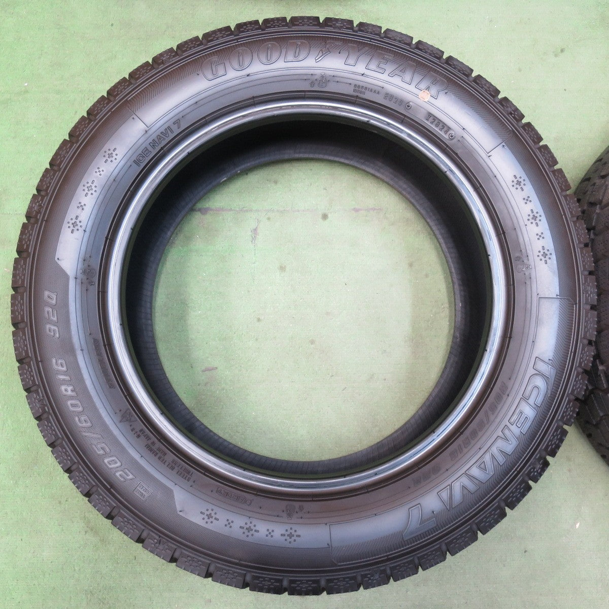 バリ溝！24年！ほぼ10分★スタッドレス 205/60R16 グッドイヤー アイスナビ7 タイヤ 16インチ ノア ヴォクシー プリウスα ステップワゴン 等★5120605イスタ