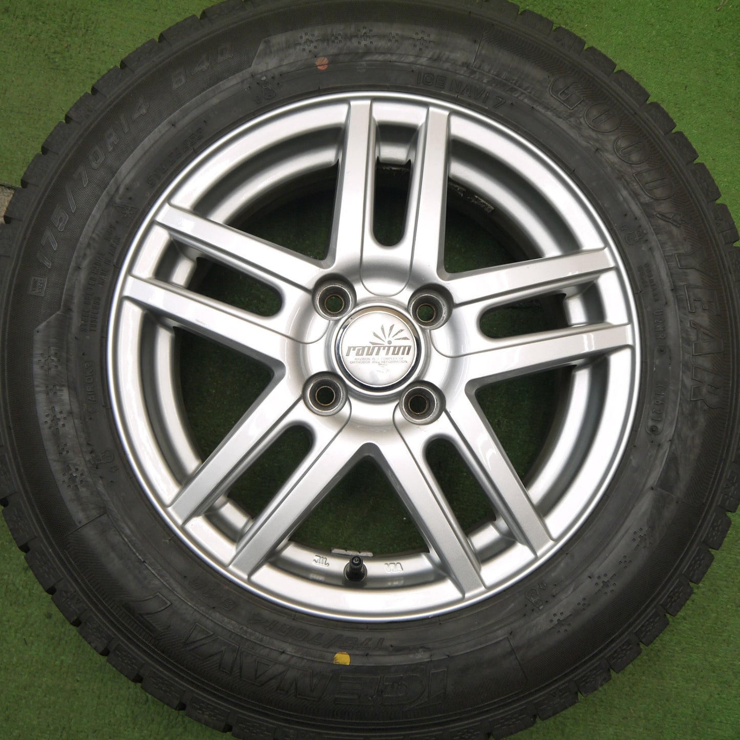 バリ溝！21年！9.5分★スタッドレス 175/70R14 グッドイヤー アイスナビ7 ravrion ラブリオン 14インチ PCD100/4H★5060301Hス