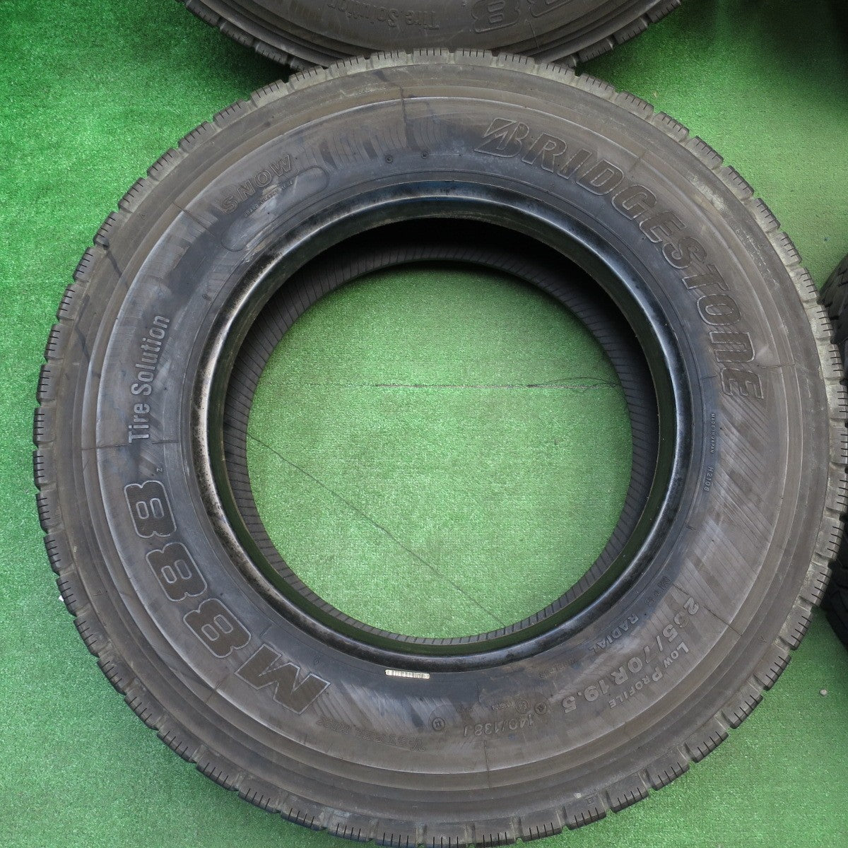 [送料無料] バリ溝！24年！9.5分★トラック タイヤ 265/70R19.5 140/138J ブリヂストン M888 ミックス オールシーズン 19.5インチ★5020104クスタ