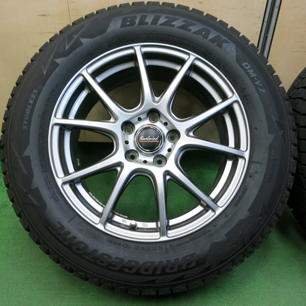 *送料無料* バリ溝！キレイ！9分★スタッドレス 225/65R17 ブリヂストン ブリザック DM-V2 Finalmind A-TECH PCD114.3/5H★4050304イス
