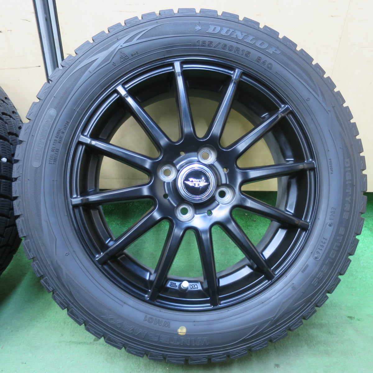 バリ溝！キレイ！8.5分★スタッドレス 185/60R15 ダンロップ ウインターマックス WM01 TEAD テッド 15インチ PCD100/4H★5111802イス