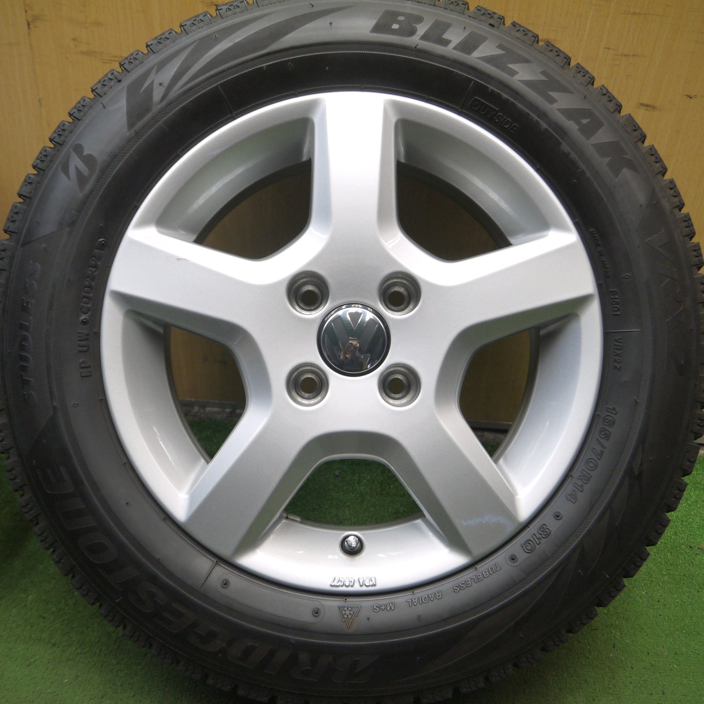 *送料無料* バリ溝！21年！キレイ！9分★ワーゲン UP! 純正 165/70R14 スタッドレス ブリヂストン ブリザック VRX2 アップ PCD100/4H★4061102Hス