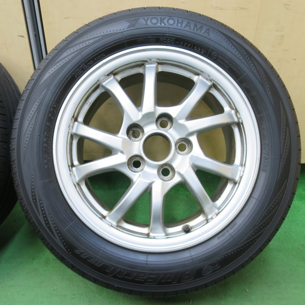 [送料無料] バリ溝！22年！9.5分★トヨタ プリウスα 純正 205/60R16 ヨコハマ ブルーアース RV-02 16インチ PCD114.3/5H★5022403イノ