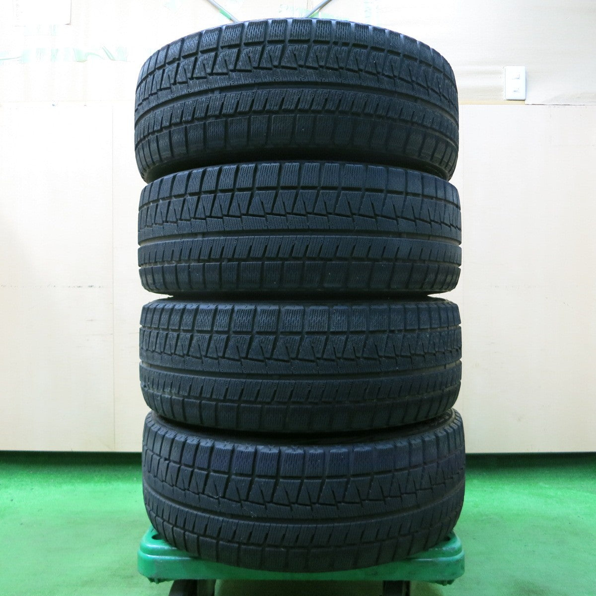 *送料無料* 4本価格★スバル レヴォーグ 純正 225/45R18 スタッドレス ブリヂストン ブリザック REVO GZ PCD114.3/5H★4052312イス