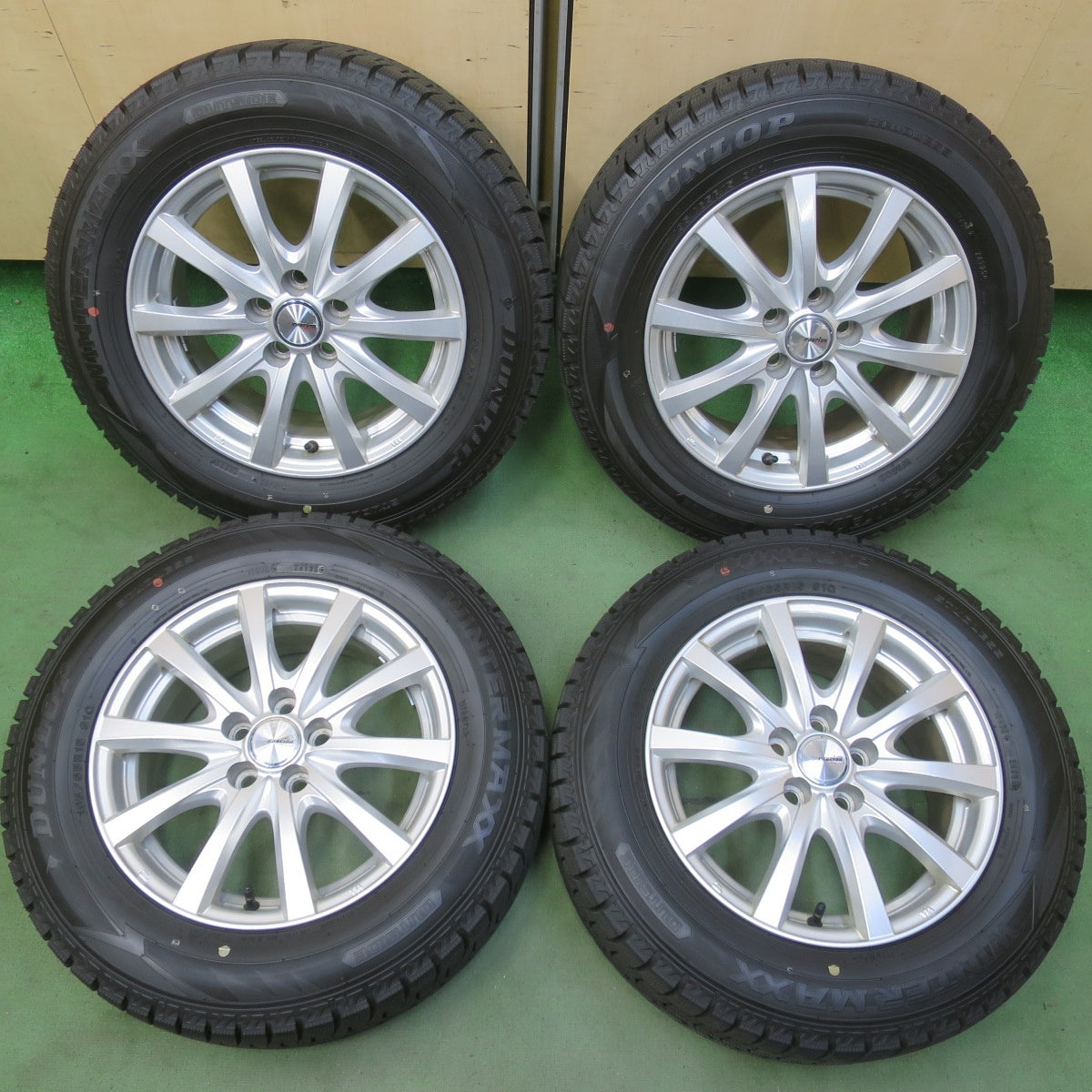 バリ溝！25年！キレイ！ほぼ10分◎プリウス 等 195/65R15 スタッドレス ダンロップ ウインターマックス WM02 ravrion RS01 ラブリオン 15インチ PCD100/5H◎6070803イス