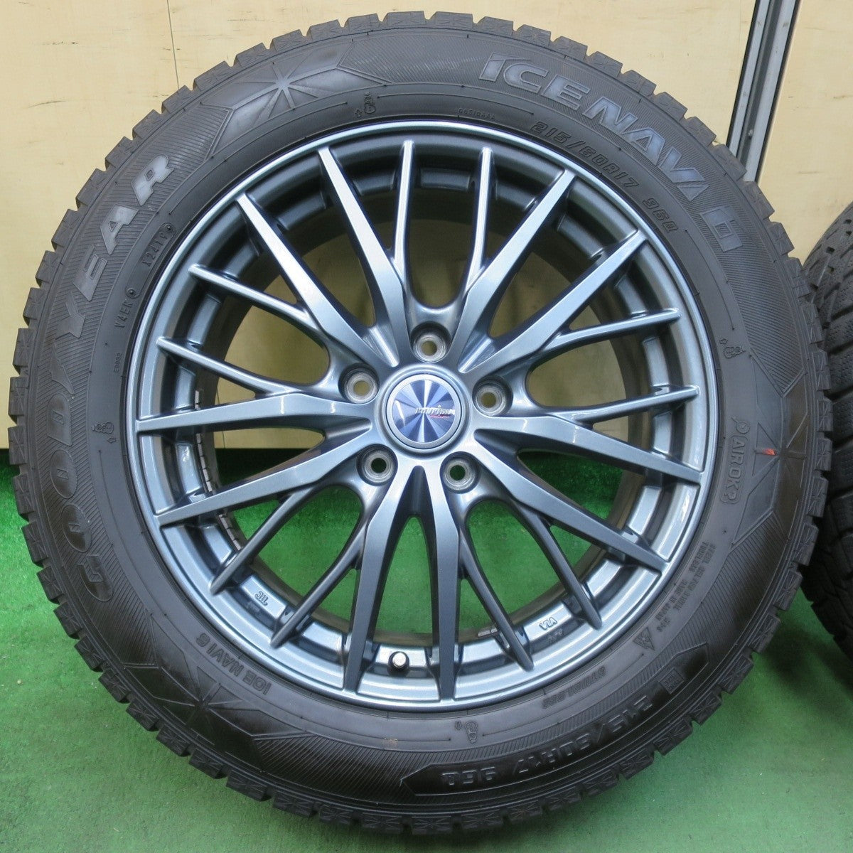 バリ溝！キレイ！8.5分★スタッドレス 215/60R17 グッドイヤー アイスナビ6 ravrion RM01 ラブリオン 17インチ PCD114.3/5H★5012911イス