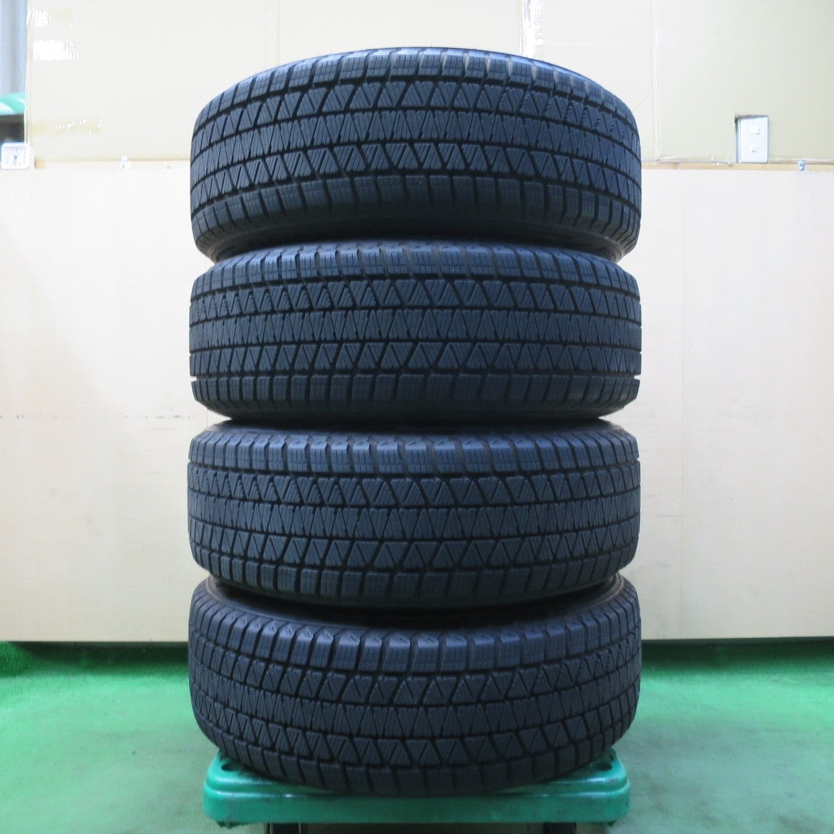 バリ溝！23年！キレイ！9.5分★スタッドレス 225/60R18 ブリヂストン ブリザック DM-V3 ECO FORME エコフォルム 18インチ PCD114.3/5H★5040501イス