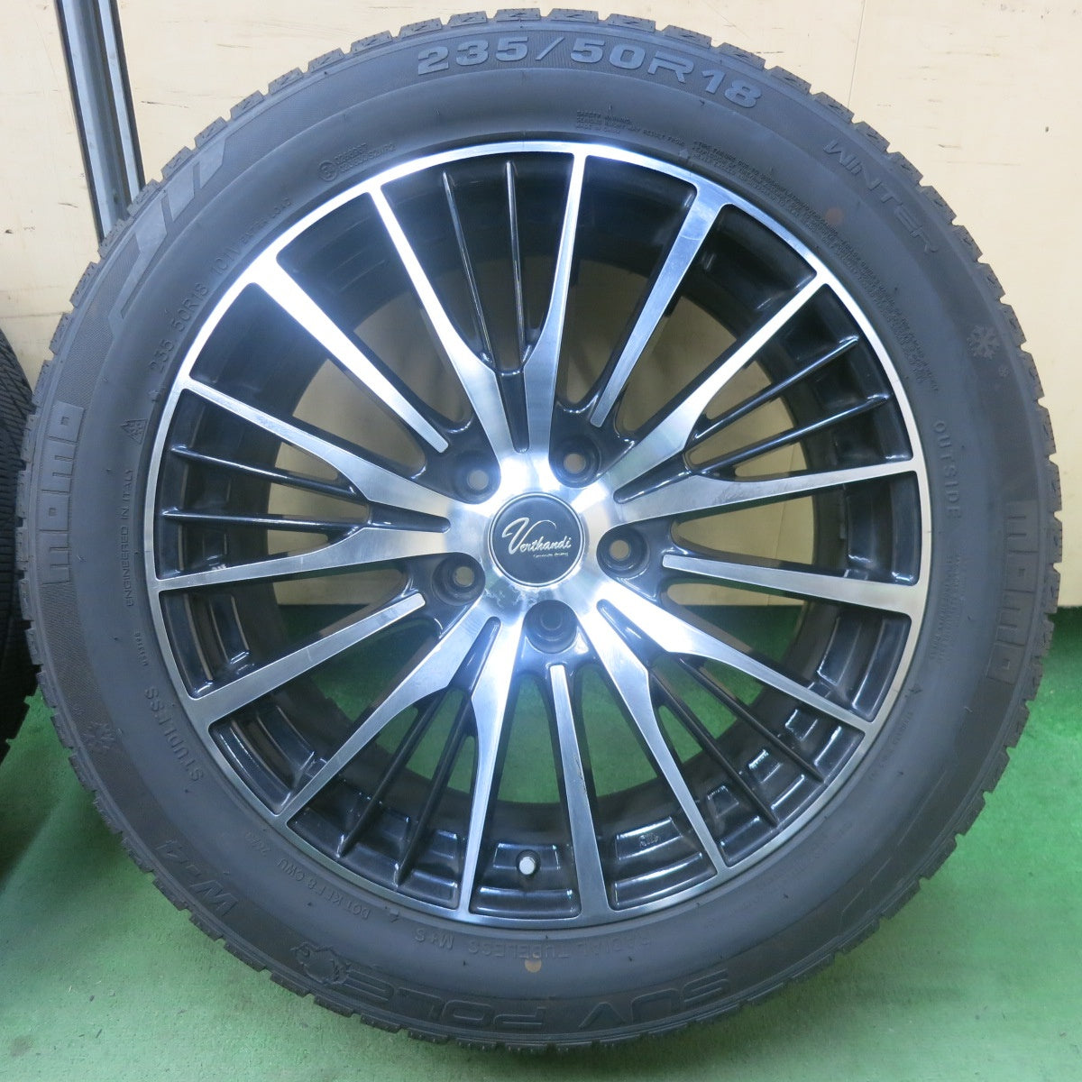 バリ溝！23年！9分★スタッドレス 235/50R18 MOMO SUV POLE W-4 Verthandi ヴェルサンディ ヴェルザンディ 18インチ PCD114.3/5H★6022403SKス