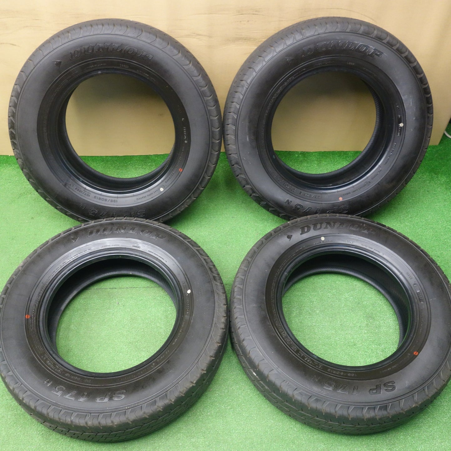 新車外し！25年★195/80R15 107/105S ダンロップ SP175N タイヤ 15インチ ハイエース キャラバン 等★6042204KTノタ