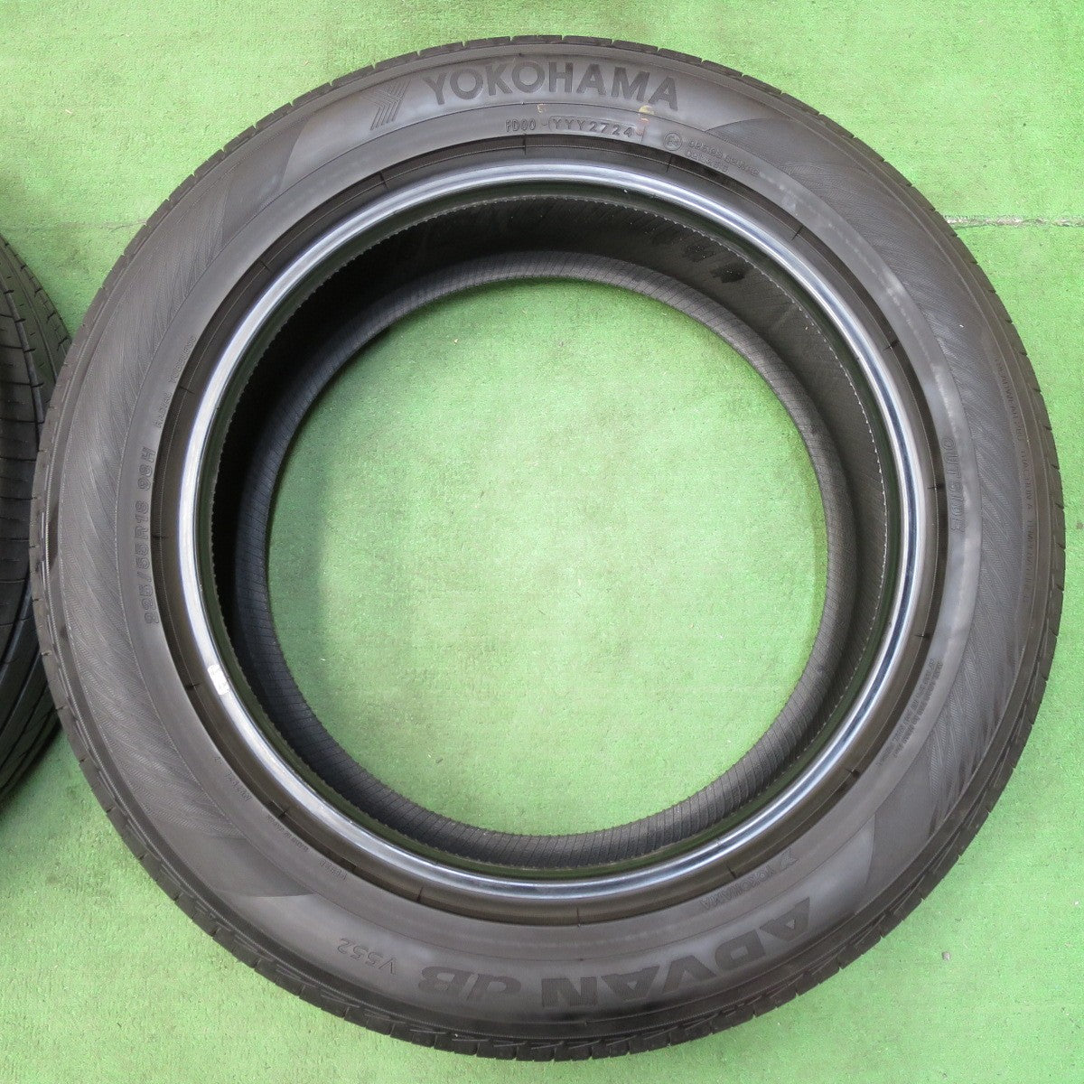 [送料無料] バリ溝！24年！ ほぼ新車外し★225/55R18 ヨコハマ アドバン dB V552 タイヤ 18インチ エルグランド デリカD:5 エクストレイル等★4120910イノタ
