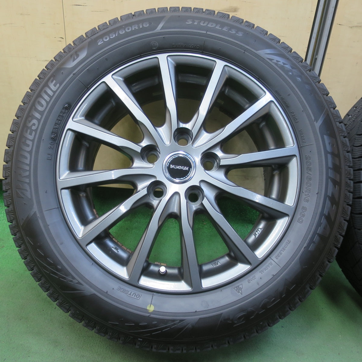 バリ溝！22年！キレイ！9.5分◎スタッドレス 205/60R16 ブリヂストン ブリザック VRX3 BALMINUM AR12 バルミナ 16インチ PCD114.3/5H◎6062406イス