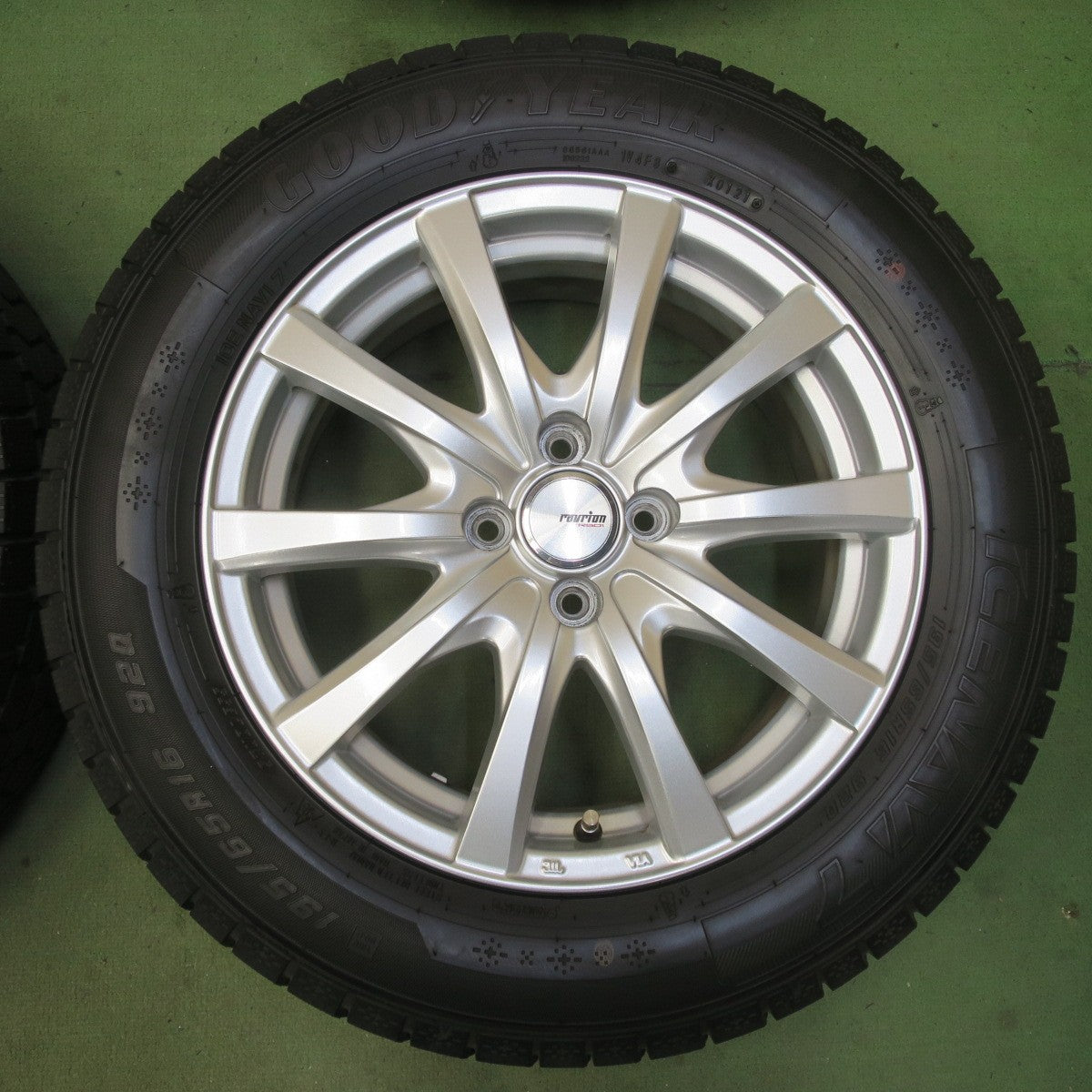 バリ溝！キレイ！ほぼ10分◎スタッドレス 195/65R16 グッドイヤー アイスナビ7 ravrion RS01 ラブリオン 16インチ PCD100/4H◎6062003イス