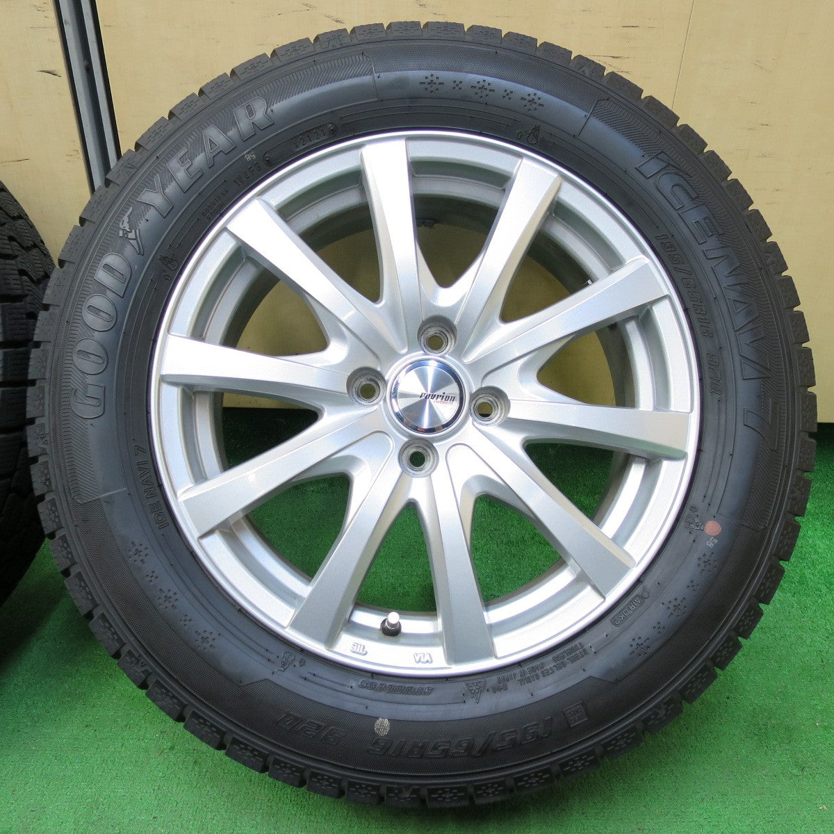 *送料無料* キレイ！21年★スタッドレス 195/65R16 グッドイヤー アイスナビ7 ravrion RS01 ラブリオン 16インチ PCD100/4H★4061204イス