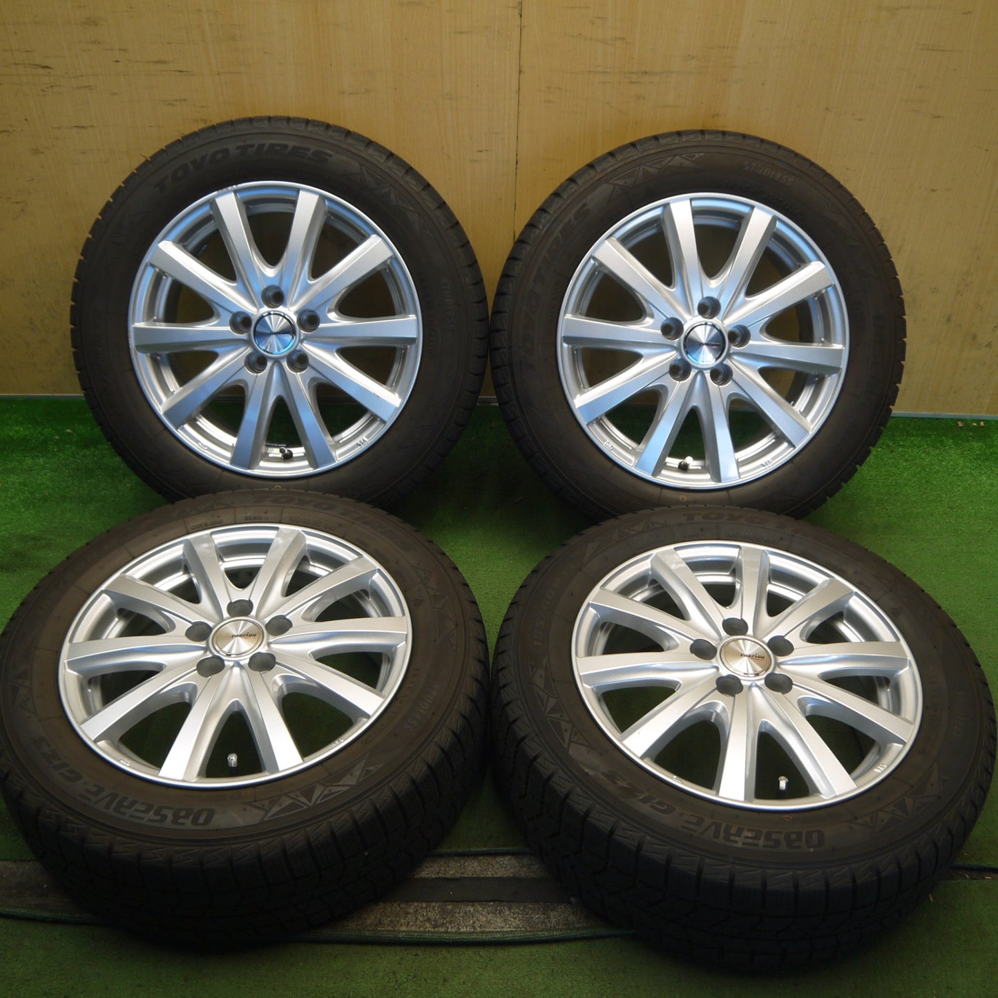 バリ溝！24年！キレイ！9.5分以上◎シエンタ 等 185/60R15 スタッドレス トーヨー オブザーブ GIZ3 ravrion RS01 ラブリオン 15インチ PCD100/5H◎6090104Hス