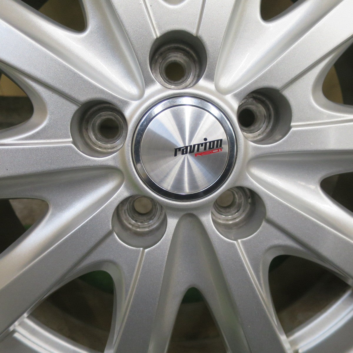 バリ溝！22年！キレイ！9.5分★シエンタ 等 185/65R15 スタッドレス トーヨー オブザーブ ガリット GIZ ravrion RS01 ラブリオン 15インチ PCD100/5H★6021502TTス