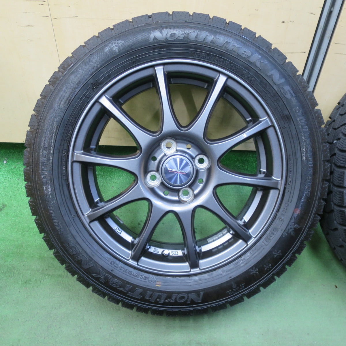 バリ溝！23年！キレイ！9.5分以上★スタッドレス 185/60R15 オートバックス ノーストレック N5 VELVA CHARGE ヴェルヴァ チャージ 15インチ PCD100/4H★5111301TTス