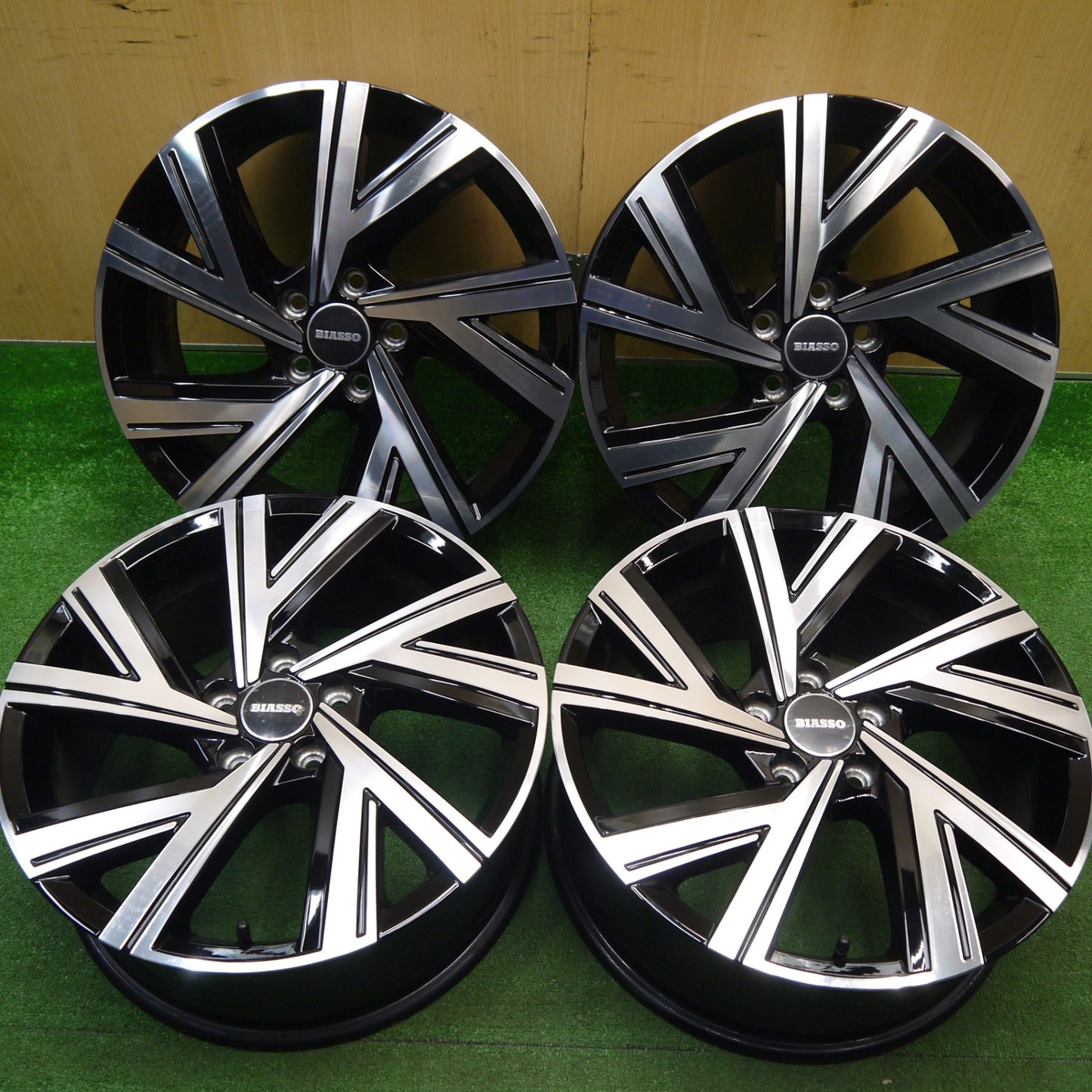 新車外し★VW ワーゲン ゴルフ8  R-LINE 純正 ホイール 18インチ 18×7.5J エンブレム BIASSO PCD112/5H★5120802Hホ