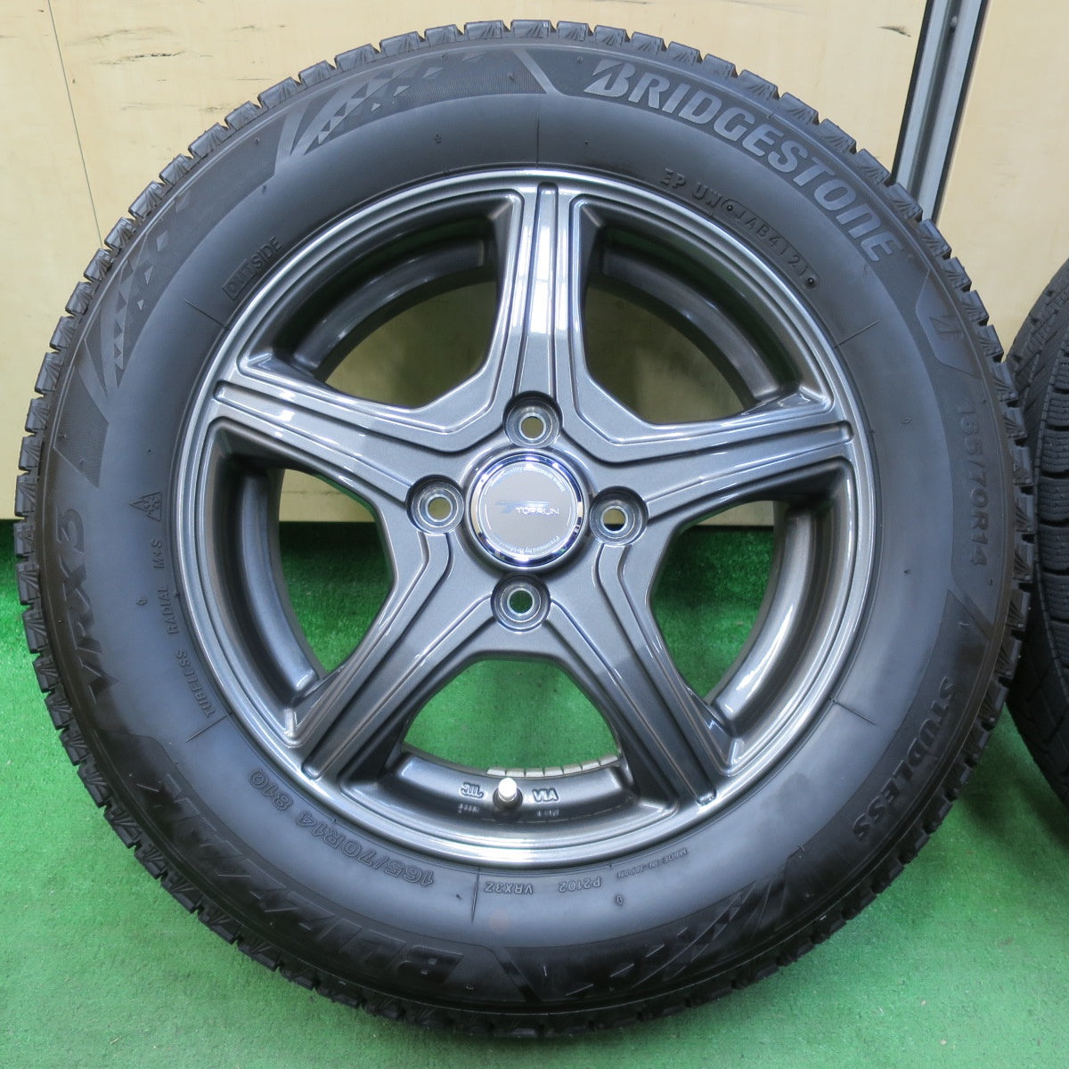 [送料無料] バリ溝！21年！キレイ！9.5分以上★スタッドレス 165/70R14 ブリヂストン ブリザック VRX3 TOPRUN トップラン 14インチ PCD100/4H★4110512イス