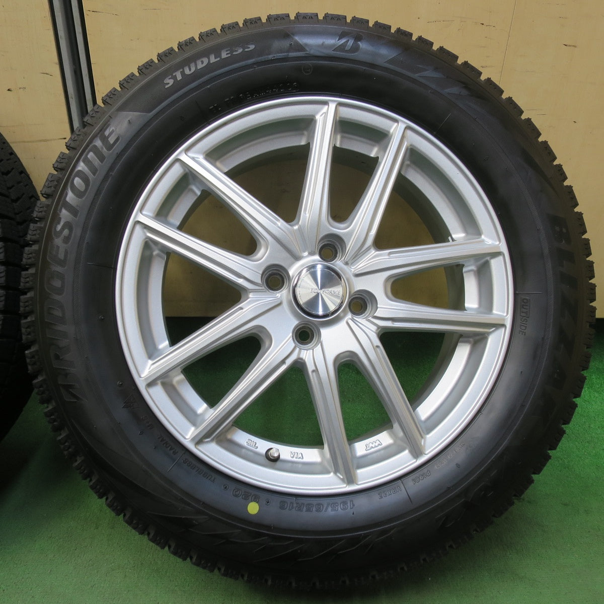 バリ溝！キレイ！9.5分★スタッドレス 195/65R16 ブリヂストン ブリザック VRX2 ECO FORME エコフォルム 16インチ PCD100/4H★5111508イス