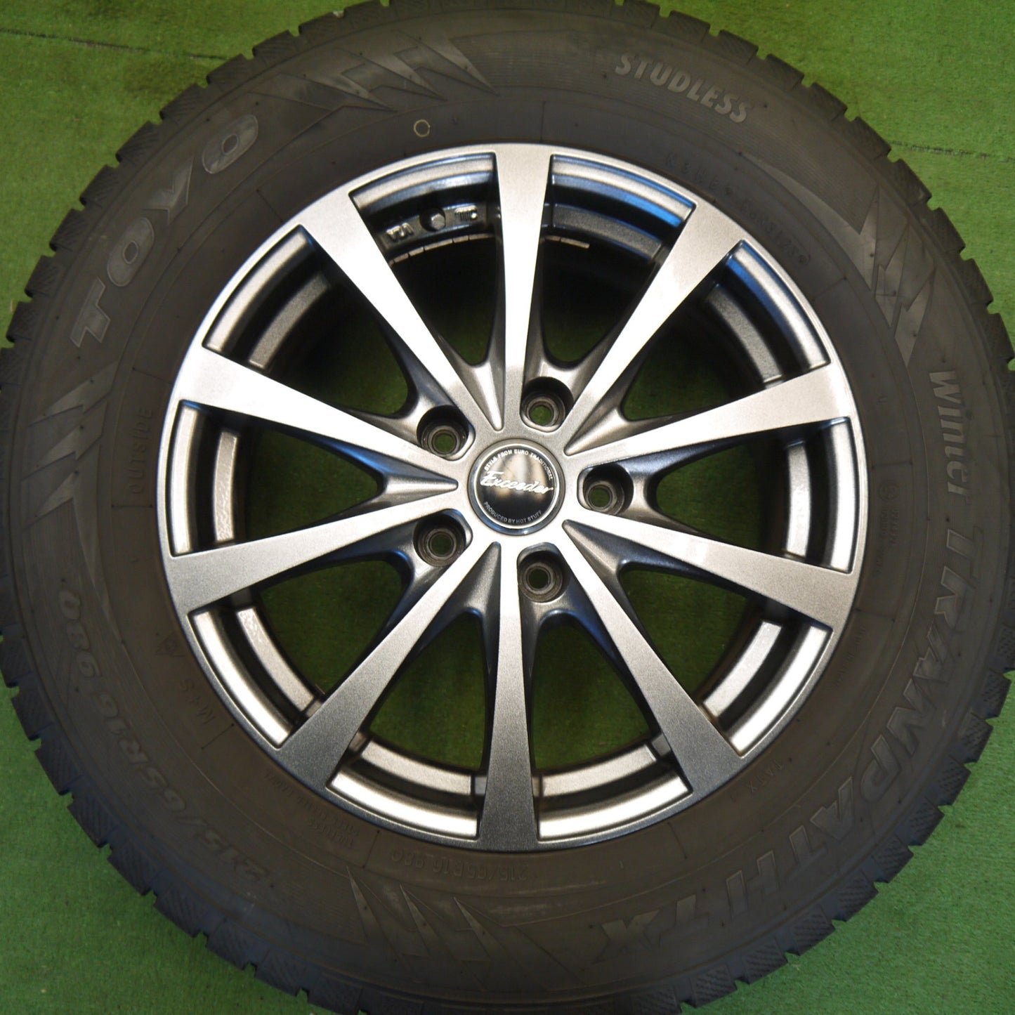 バリ溝！23年！キレイ！9.5分★スタッドレス 215/65R16 トーヨー ウインター トランパス TX Exceeder エクシーダー 16インチ PCD114.3/5H★6041706Hス