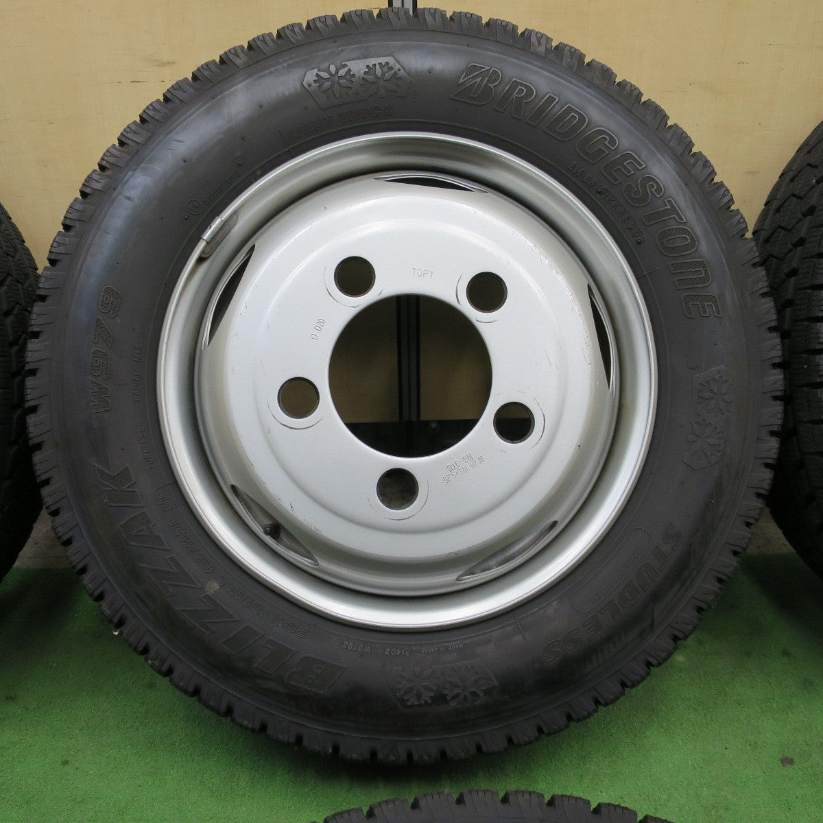 バリ溝！22年！キレイ！9分！6本★トラック 205/70R17.5 115/113L スタッドレス ブリヂストン ブリザック W979 TOPY スチール ホイール 113-9TC 17.5インチ PCD203.2/5H★6020601ナス
