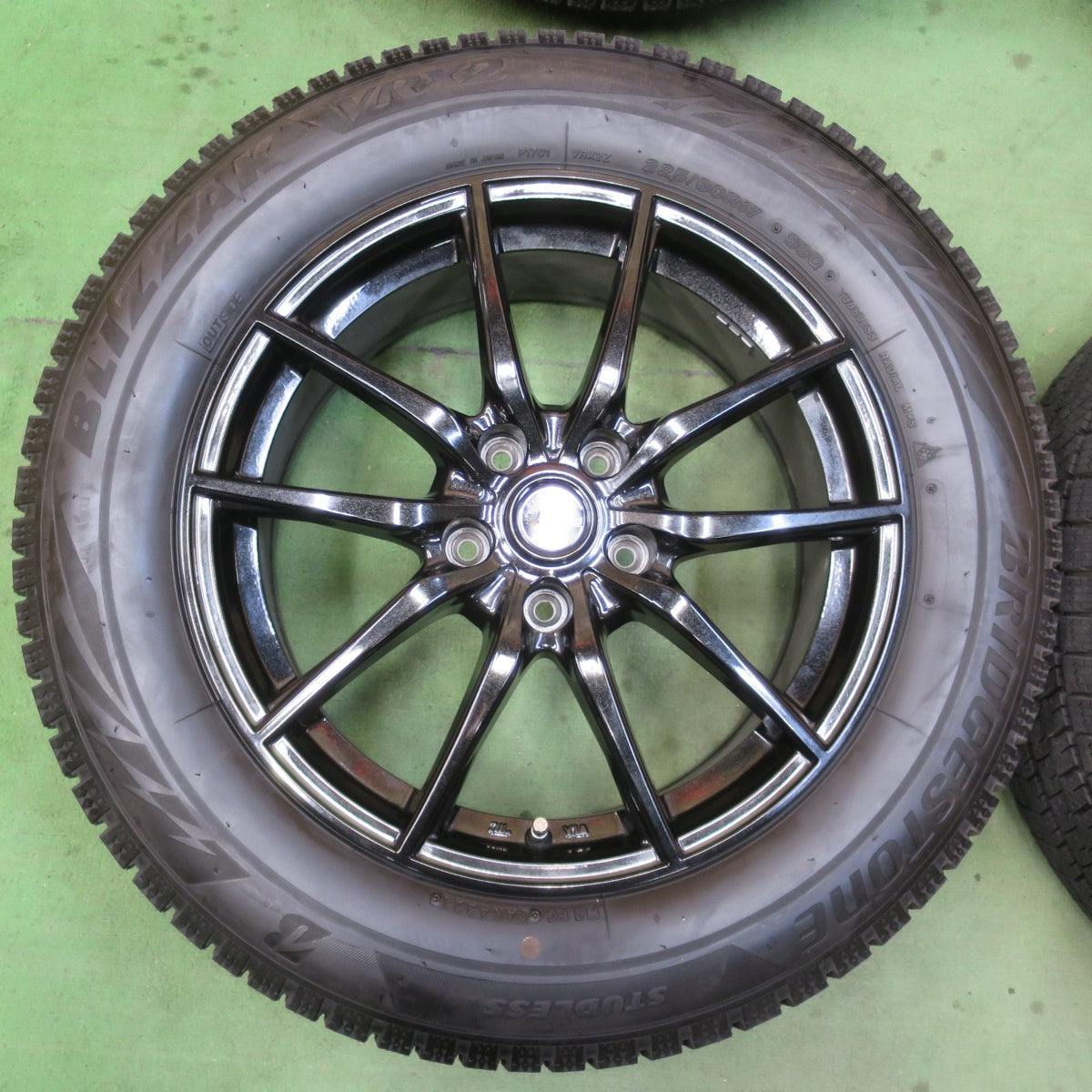 バリ溝！キレイ！ほぼ10分★スタッドレス 225/60R17 ブリヂストン ブリザック VRX2 G.speed Gスピード 17インチ PCD114.3/5H★6020504イス