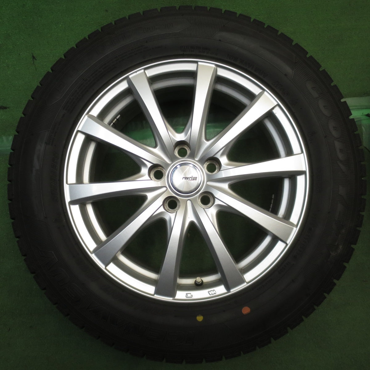 バリ溝！22年！キレイ！9.5分以上◎スタッドレス 225/65R17 グッドイヤー アイスナビ SUV ravrion RS01 ラブリオン 17インチ PCD114.3/5H◎6092906NJス