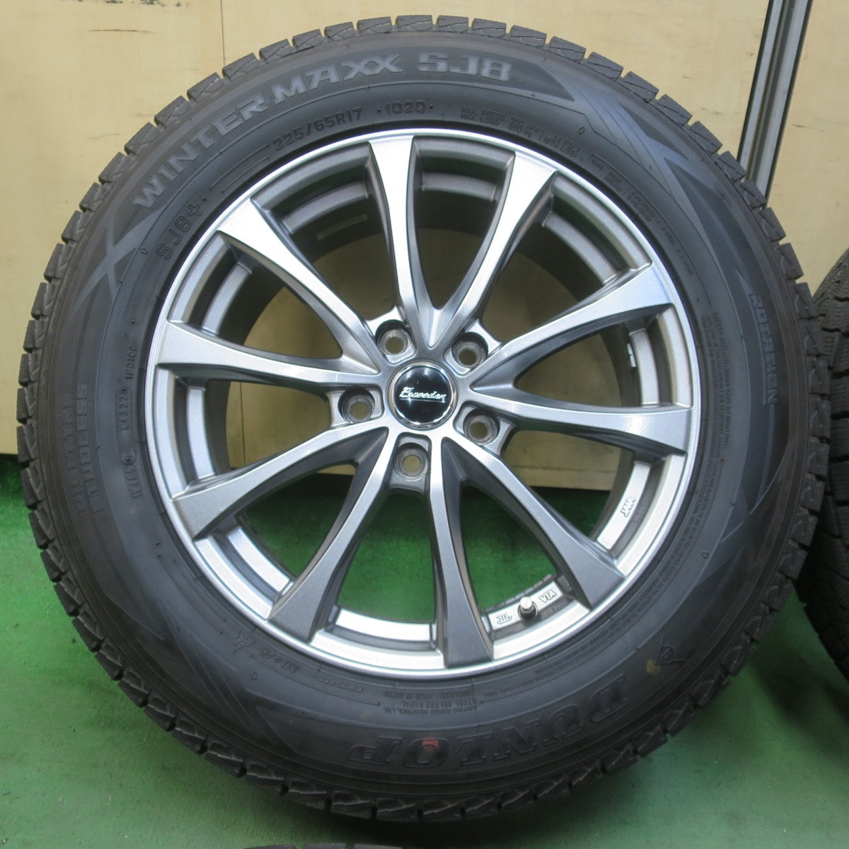 バリ溝！22年！キレイ！9.5分★スタッドレス 225/65R17 ダンロップ ウインターマックス SJ8 SJ8+ Exceeder エクシーダー 17インチ PCD114.3/5H★6041105イス