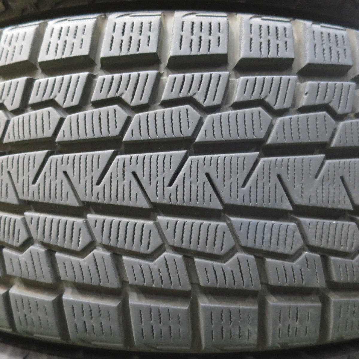 バリ溝！キレイ！9.5分★スタッドレス 235/60R18 ヨコハマ アイスガード G075 SCHNEIDER シュナイダー 18インチ PCD114.3/5H★5120908イス