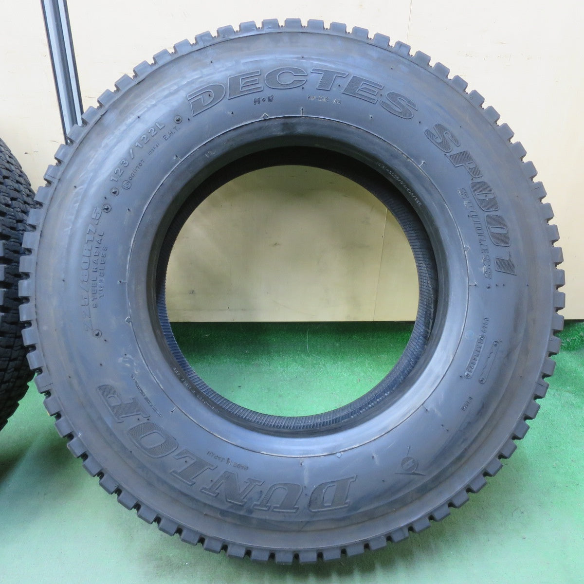 ほぼ未使用！25年！2本★トラック タイヤ 225/80R17.5 123/122L スタッドレス ダンロップ デクテス SP001 DECTES 17.5インチ★6051814イスタ