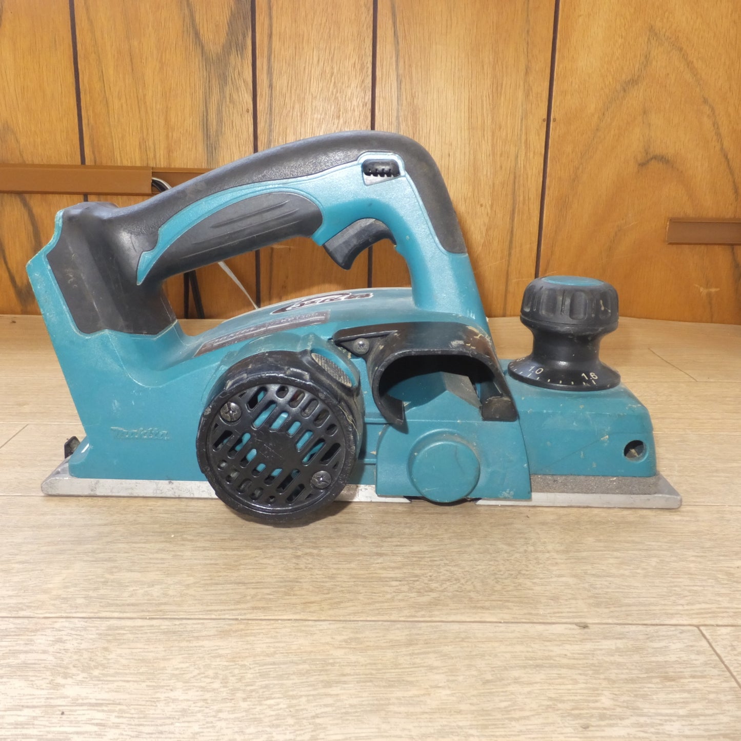 [送料無料] ★マキタ makita 82mm 充電式カンナ KP140D 14.4V 本体のみ★