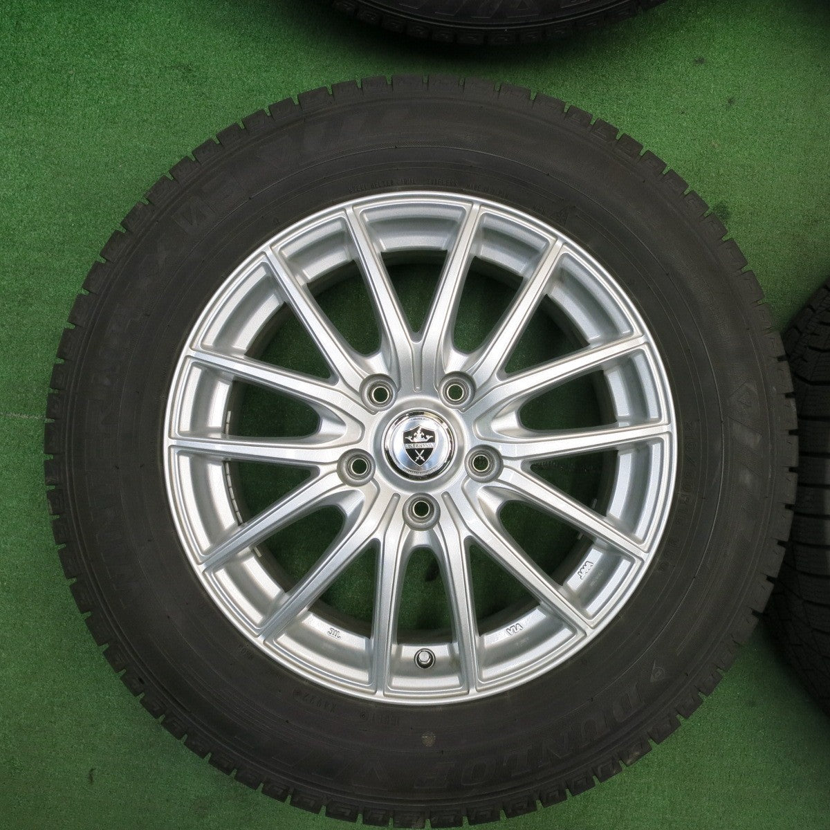 バリ溝！22年！キレイ！9.5分★スタッドレス 215/60R16 ダンロップ ウインターマックス 03 ESTROSA エステローザ 16インチ PCD114.3/5H★5051301TNス