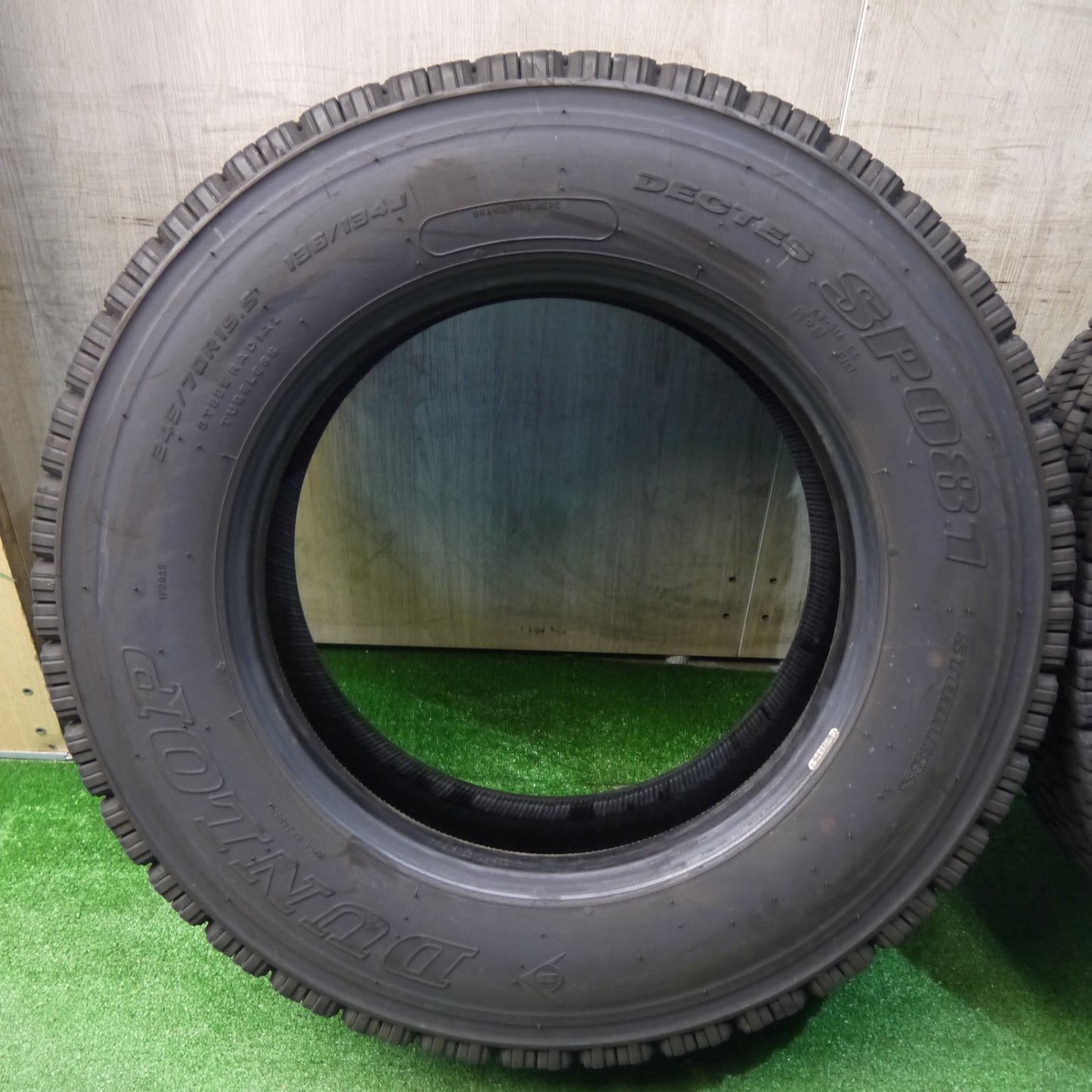 バリ溝！25年！8.5分！2本★トラック タイヤ 245/70R19.5 136/134J スタッドレス ダンロップ デクテス SP081 DECTES 19.5インチ★6052204KKスタ