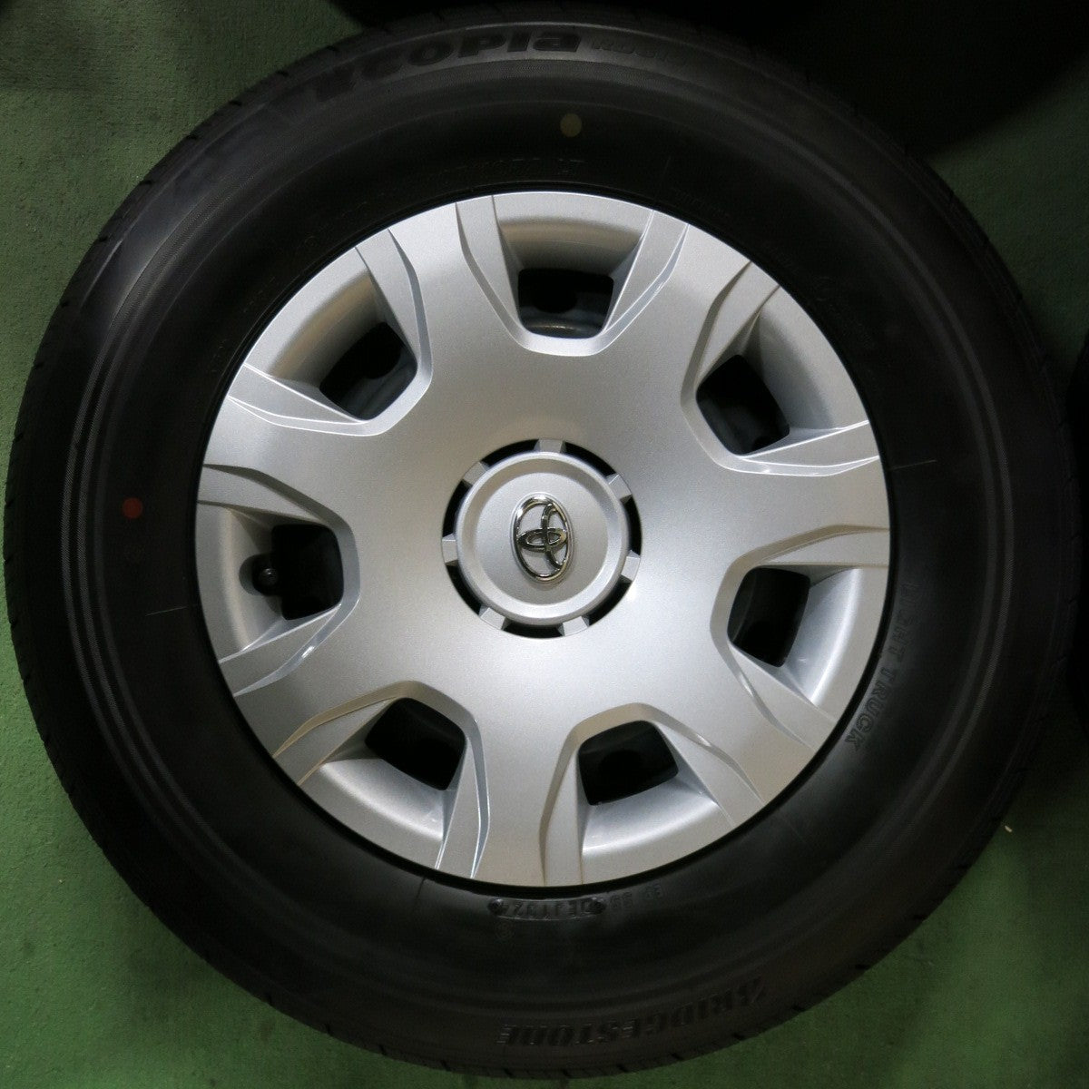 [送料無料] 新車外し！24年★トヨタ 200系 ハイエース 純正 スチール 195/80R15 107/105S ブリヂストン エコピア RD613 15インチ PCD139.7/6H★5022808SYノ