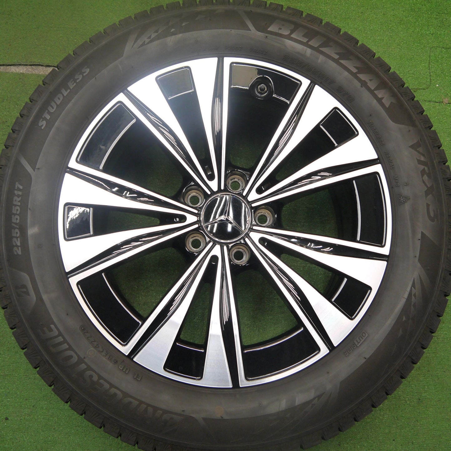 [送料無料] バリ溝！22年！キレイ！9.5分★ベンツ W206 Cクラス 純正 225/55R17 スタッドレス ブリヂストン ブリザック VRX3 17インチ PCD112/5H★5032511Hス