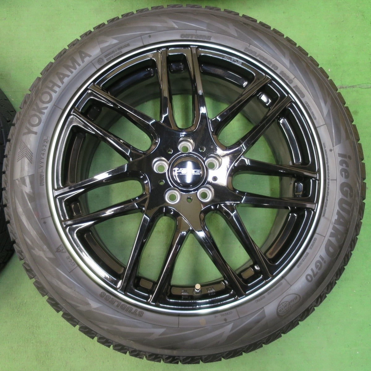 [送料無料] バリ溝！22年！キレイ！9分★ボルボ等 EURO AFG 235/50R19 スタッドレス ヨコハマ アイスガード iG70 19インチ PCD108/5H★5032604イス