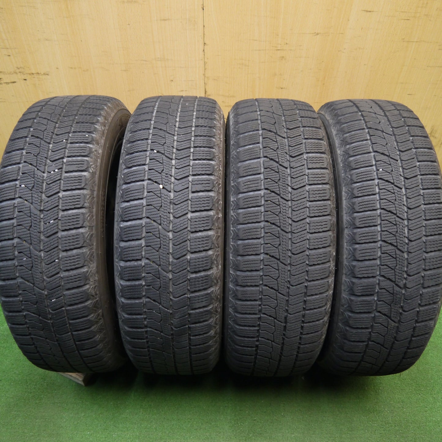バリ溝！キレイ！8.5分★シエンタ 等 185/60R15 スタッドレス トーヨー オブザーブ GIZ2 GRASS グラス 15インチ PCD100/5H★5042303Hス
