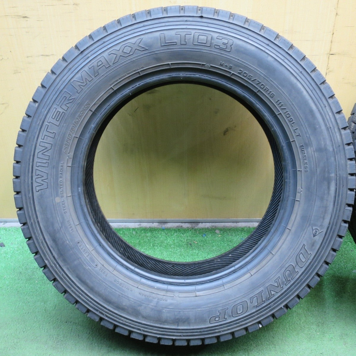 バリ溝！8.5分★トラック タイヤ 205/70R16 111/109L スタッドレス ダンロップ ウインターマックス LT03★4031504KKスタ