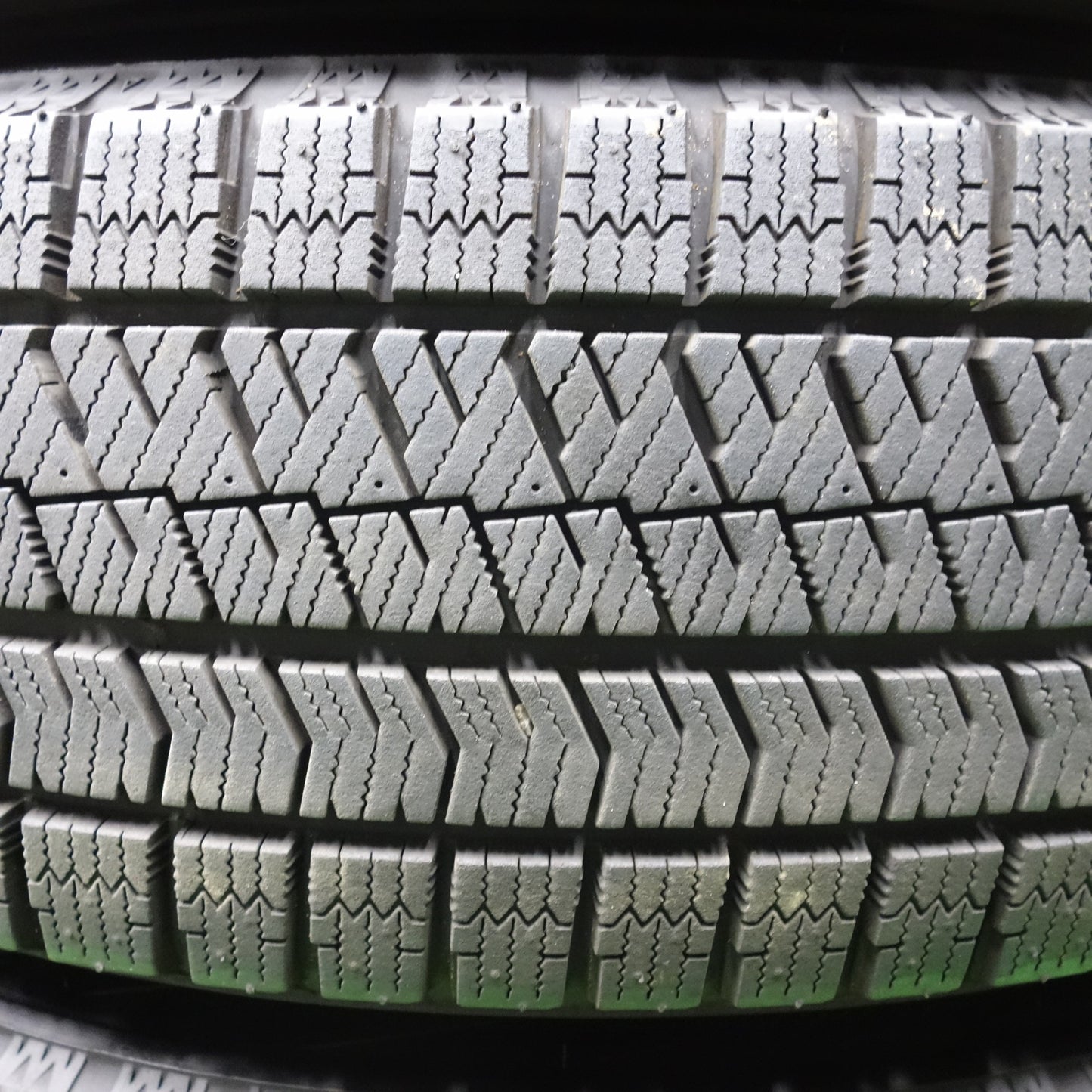 バリ溝！24年！キレイ！9.5分★スタッドレス 205/65R16 ブリヂストン ブリザック VRX2 VELVA SPORTZ ヴェルヴァ 16インチ PCD114.3/5H★5122002KTス