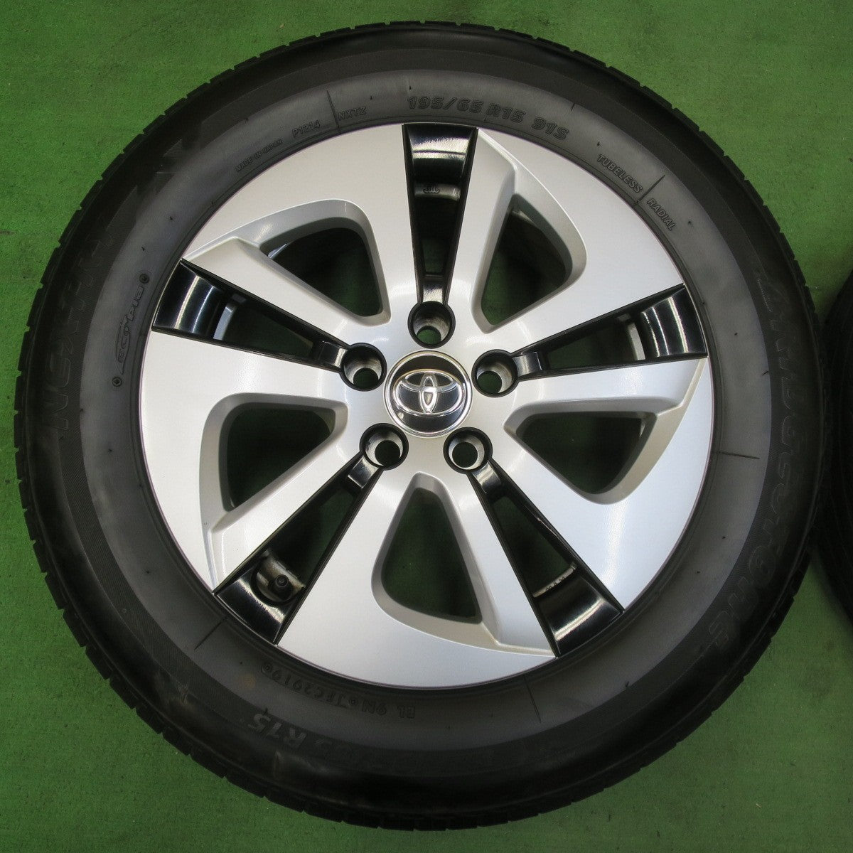 [送料無料] バリ溝！キレイ！8.5分★トヨタ 50系 プリウス 純正 195/65R15 ブリヂストン ネクストリー エコピア 15インチ PCD100/5H★5031806イノ
