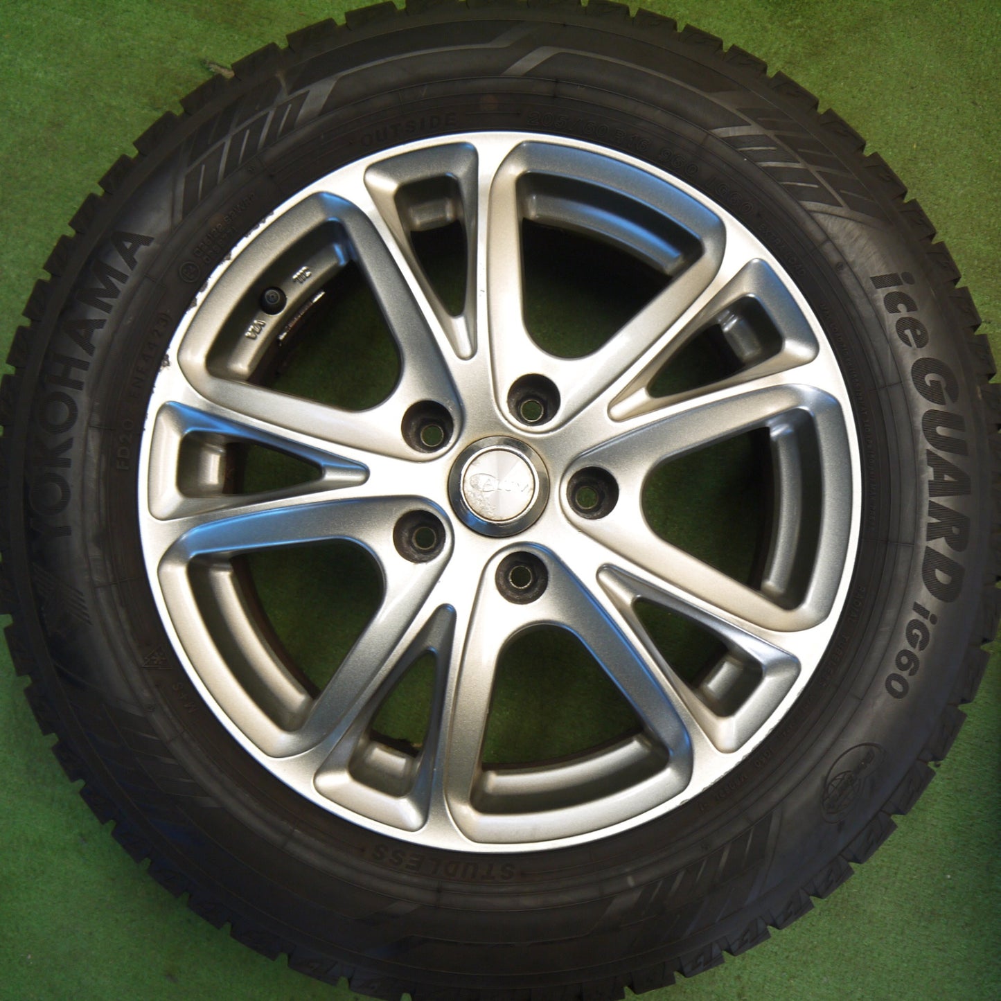 バリ溝！23年！キレイ！9.5分★スタッドレス 205/60R16 ヨコハマ アイスガード iG60 CALUM カルム 16インチ PCD114.3/5H★6042104Hス