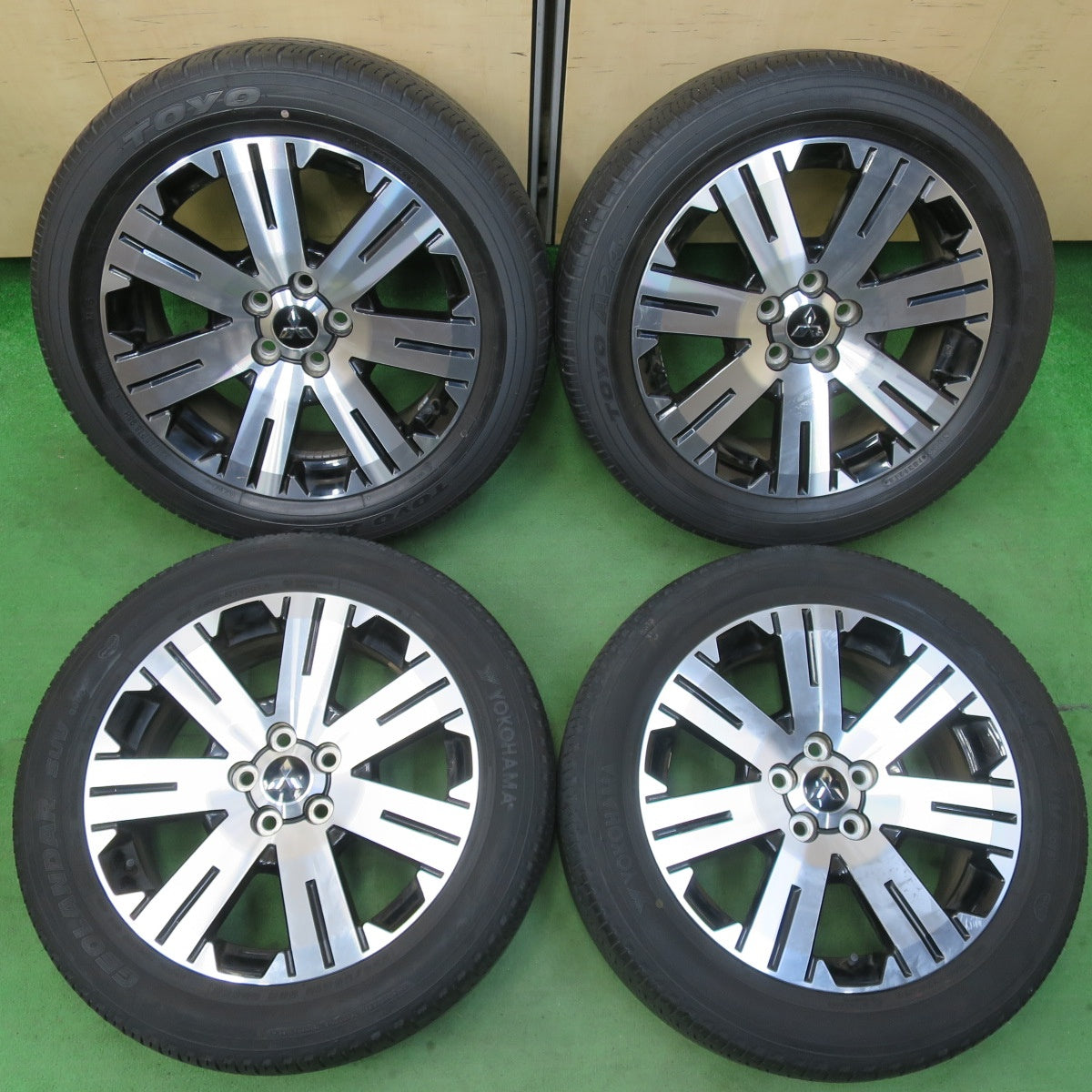 [送料無料] バリ溝！8.5分★三菱 デリカ D:5 純正 225/55R18 トーヨー A24 ヨコハマ ジオランダー SUV G055 18インチ D5 PCD114.3/5H★5031208イノ