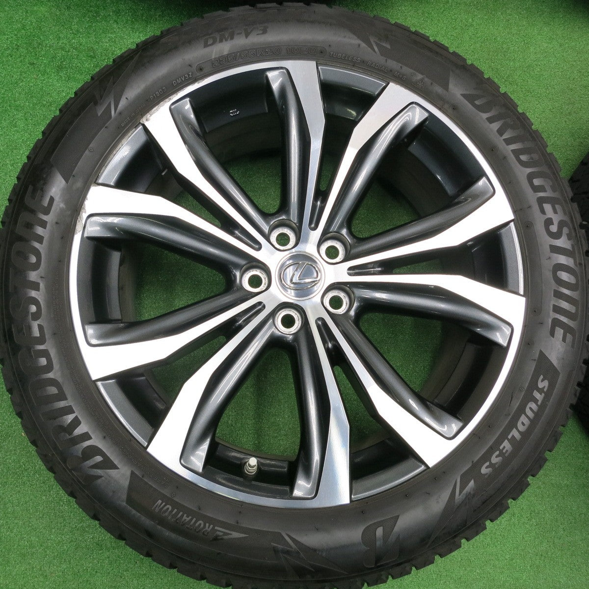 [送料無料] センサー付 21年★レクサス RX バージョンL 純正 235/55R20 スタッドレス ブリヂストン ブリザック DM-V3 20インチ PCD114.3/5H★4111201HAス