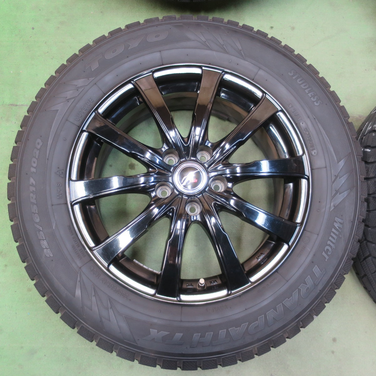 バリ溝！キレイ！9.5分★スタッドレス 225/65R17 トーヨー ウインター トランパス TX Fang ファング 17インチ PCD114.3/5H★6051004イス
